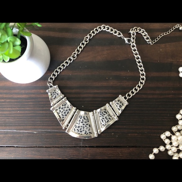 🐆Silver Leopard Print Sparkly Statement Necklace - Picture 2 of 5